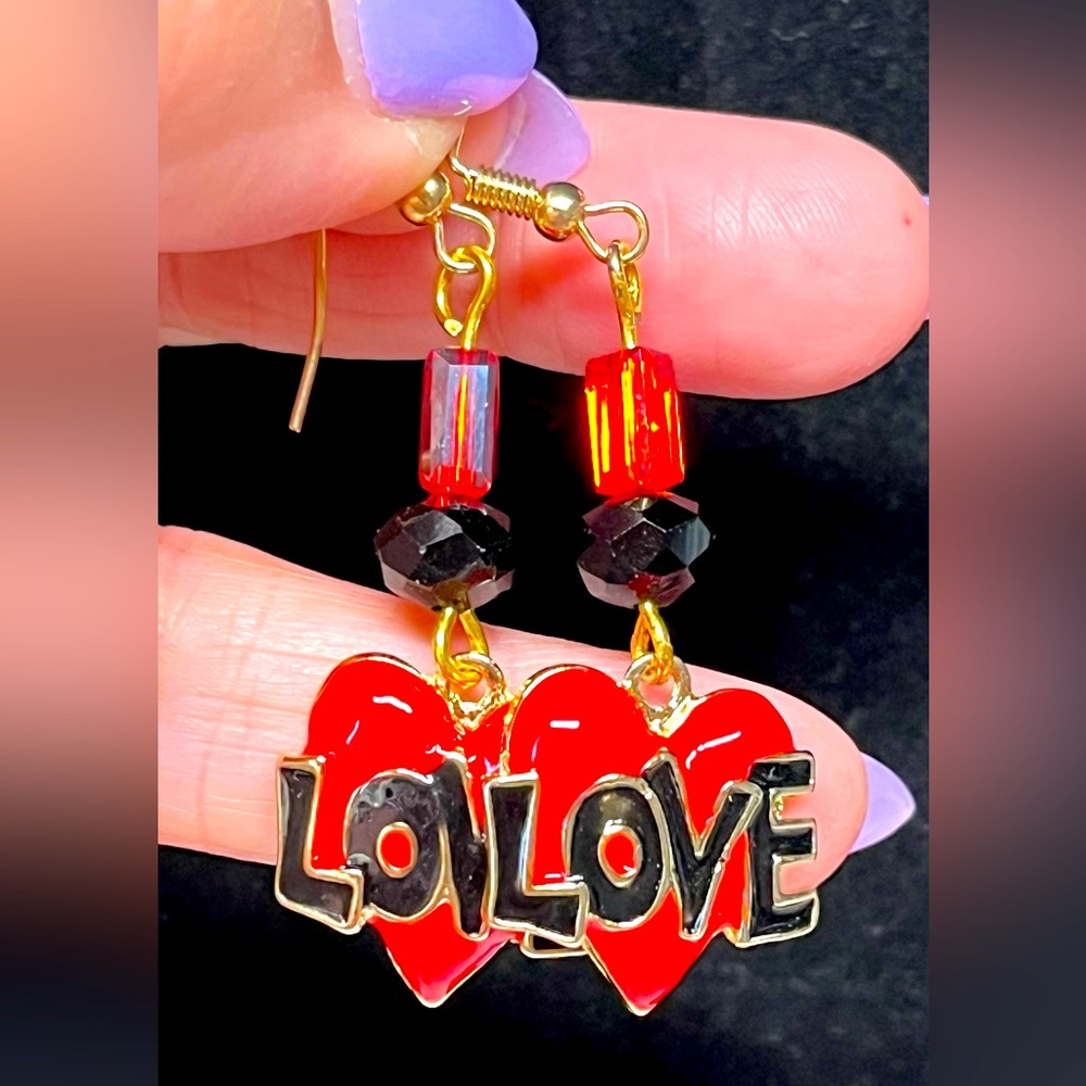 ♥️Cute heart- Black and red LOVE earrings in gold accents, pretty/fun